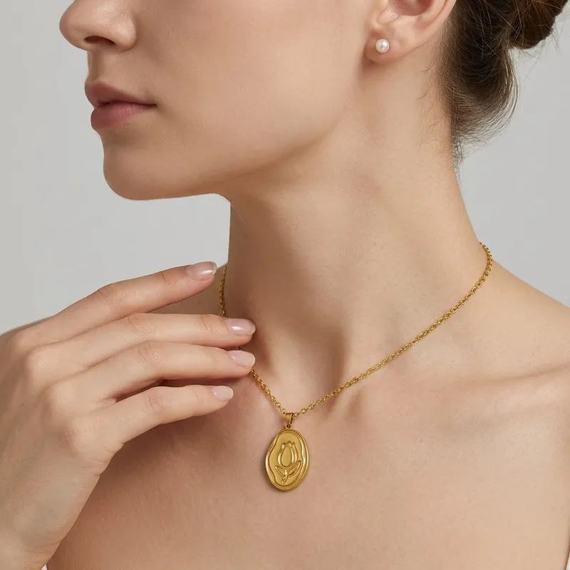 Tulip Bloom Oval Pendant Necklace Tulip Bloom Oval Pendant Necklace